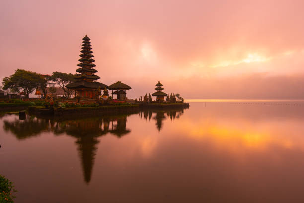 templo de pura ulun danu bratan hindu no lago bratan nascer com reflexão. lugar famoso atração turística em bali, indonésia - lake bratan area - fotografias e filmes do acervo