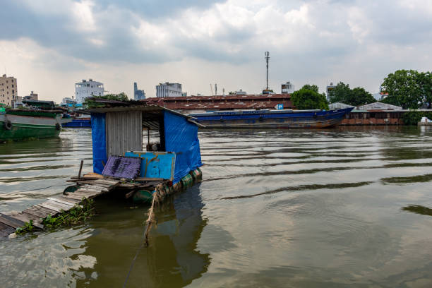 casa di legno su un fiume povertà ho chi minh city - eternit foto e immagini stock