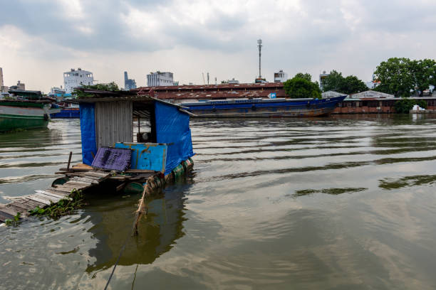 casa di legno su un fiume povertà ho chi minh city - eternit foto e immagini stock