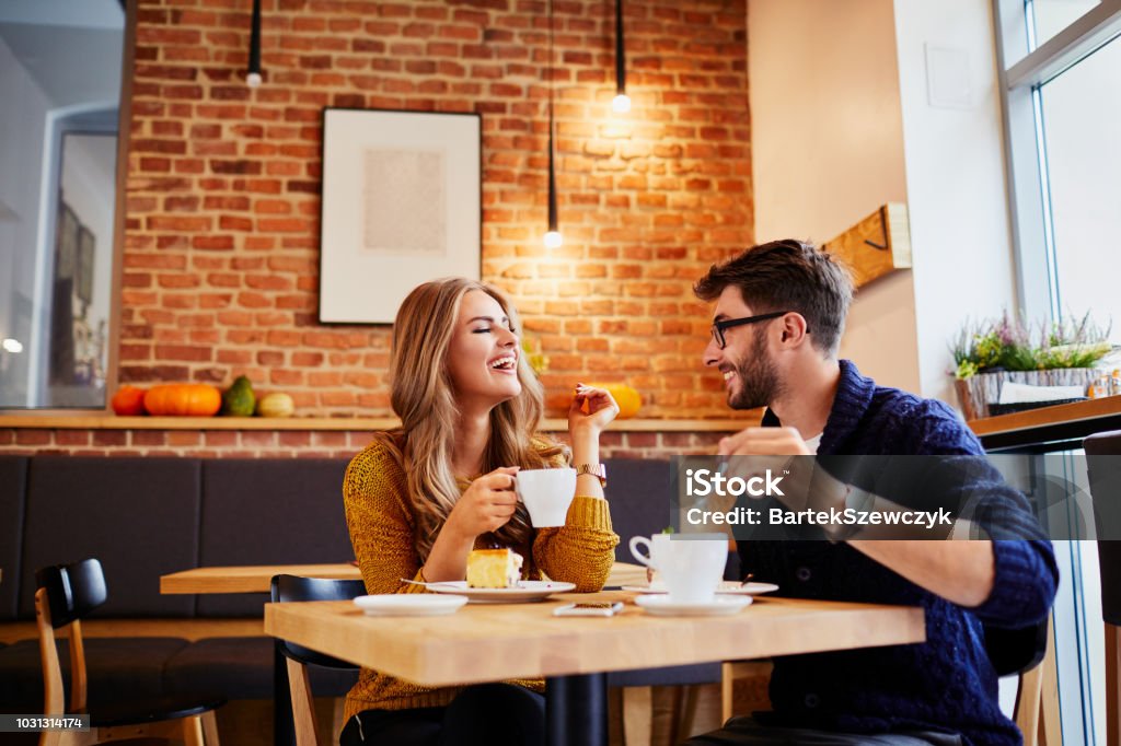 Einige junge Leute Kaffee trinken und Kuchen essen in eine stilvolle moderne cafeteria - Lizenzfrei Dating Stock-Foto