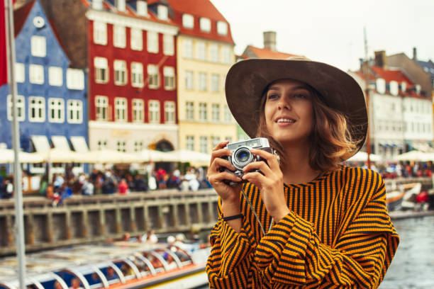 bella fotografa donna a nyhavn copenaghen - copenhagen travel denmark europe foto e immagini stock