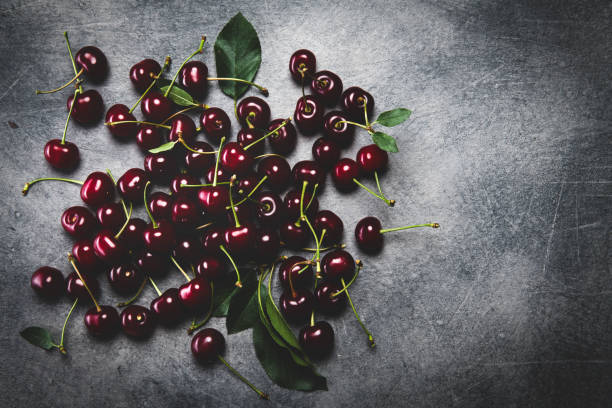 bunch of cherries-englische redewendung - über etwas stolpern stock-fotos und bilder