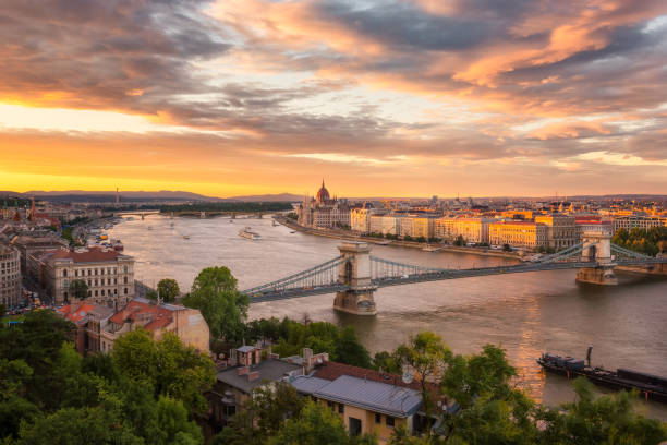 budapest al atardecer - budapest chain bridge panoramic hungary fotografías e imágenes de stock