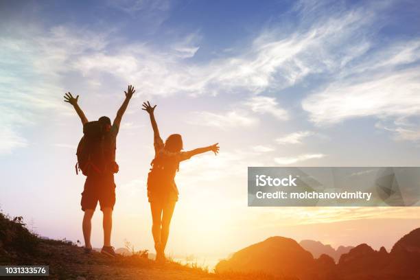 Zwei Glückliche Touristen Grüße Sonnenaufgang In Bergen Stockfoto und mehr Bilder von Wandern