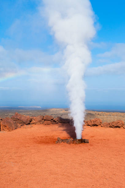 géiser en el parque nacional de timanfaya - parque nacional de timanfaya fotografías e imágenes de stock