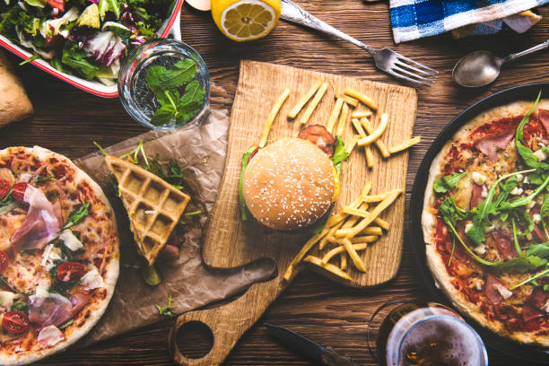 comida rápida y bebidas en mesa - salad food beer restaurant fotografías e imágenes de stock