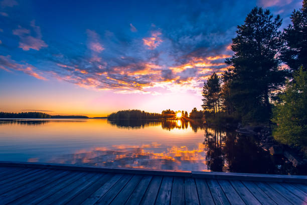 atardecer de verano noche de haemeenlinna finlandia. - sol de medianoche fotografías e imágenes de stock