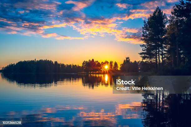 Foto de Noite De Verão Por Do Sol Do Sotkamo Finlândia e mais fotos de stock de Sol da meia-noite - Sol da meia-noite, Finlândia, Solstício de verão
