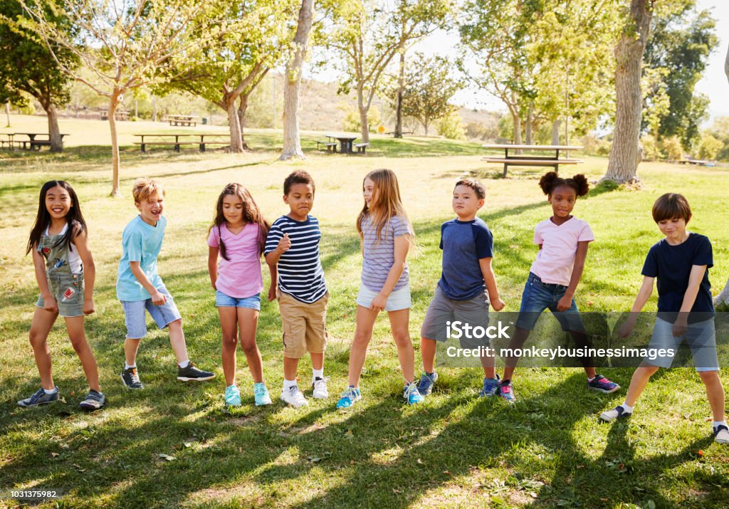 Grupo multiétnico de crianças brincando no parque - Foto de stock de Criança royalty-free