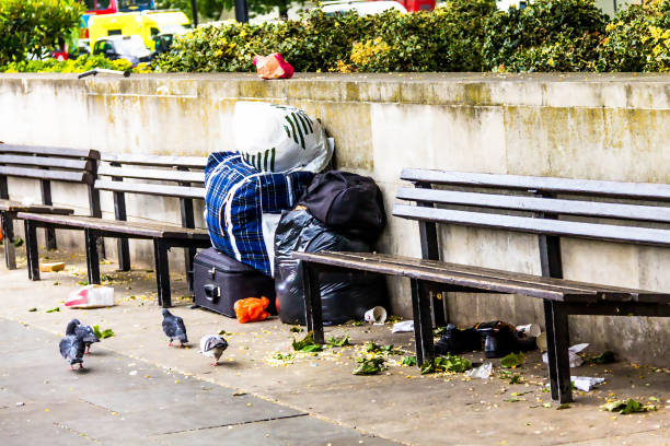 ハイドパーク、ロンドンで彼の所有者を待っているホームレスの男性の事 - london england park london hyde street ストックフォトと画像