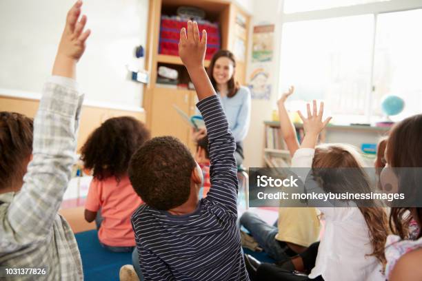 小学校の子供が先生に手を上げるコンピューターの背面します - 子供のストックフォトや画像を多数ご用意 - 子供, 教室, 教育