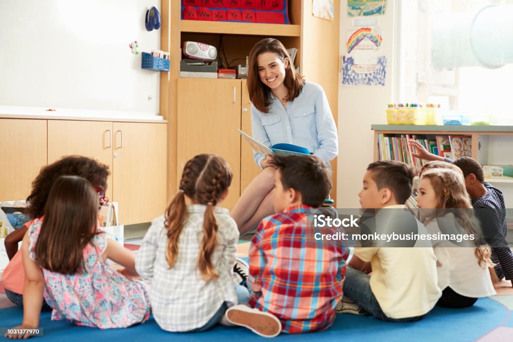 Schulkinder sitzen am Boden vor Lehrer, niedrigen Winkel - Lizenzfrei Kind Stock-Foto