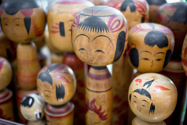 gros plan de nombreuses poupées kokeshi anciennes - thai culture thailand painted image craft product photos et images de collection