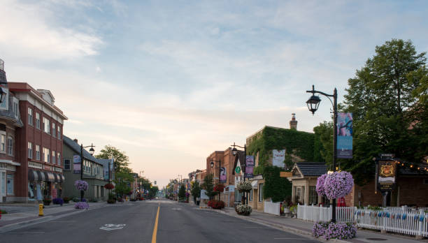 główna ulica starego miasta w markham, ontario, kanada - waterloo ontario zdjęcia i obrazy z banku zdjęć