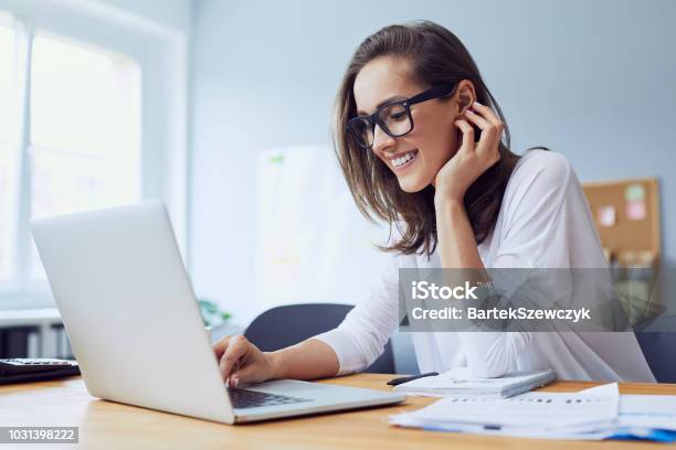 Retrato De Hermosa Empresaria Jóvenes Alegre Riendo En Oficina En Casa Y Trabajando En Ordenador Portátil Foto de stock y más banco de imágenes de Mujeres