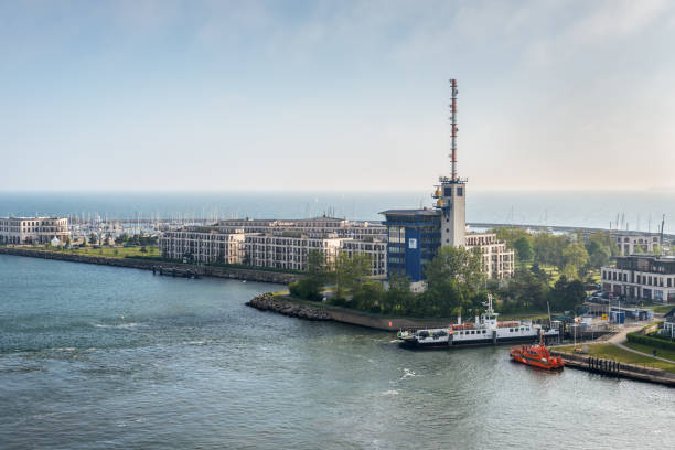 ヴァルネミュンデ ポート、ロストック、ドイツ、メクレンブルク - control harbor airport tower ストックフォトと画像