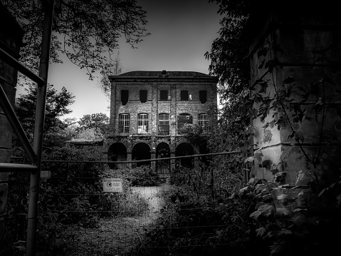 The manor house Villa Oppenheim, also Gut Haus Fühlingen, is a haunted and horror stories shrouding old ruin on the outskirts of Cologne on the Fühlinger See, at neusser Landstraße 5A.