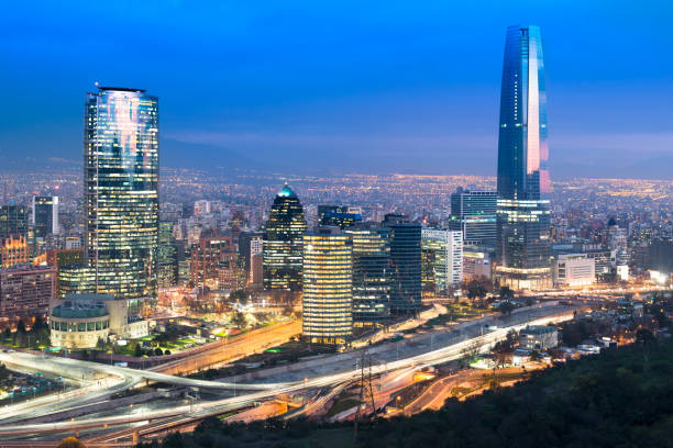 金融街に近代的なオフィスビル群とサンティアゴ ・ デ ・ チレのスカイライン - チリ サンティアゴ ストックフォトと画像