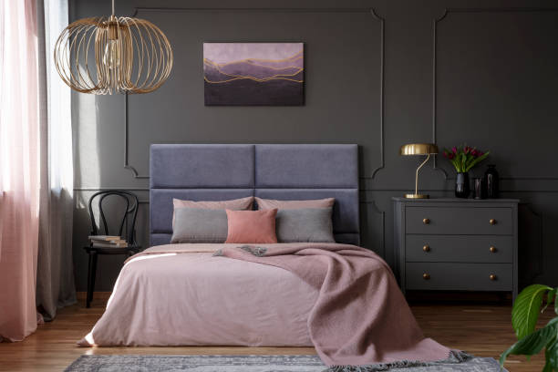 una foto real elegante apartamento para mujer - bedding cushion purple pillow fotografías e imágenes de stock