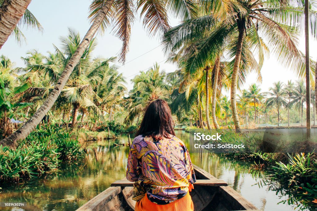 Junge Frau, die durch den "Backwaters" Monroe Insel Kajak - Lizenzfrei Reise Stock-Foto