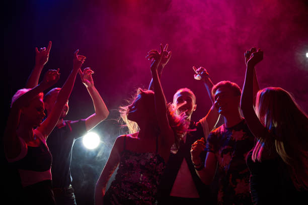 personas en una fiesta - disco fotografías e imágenes de stock