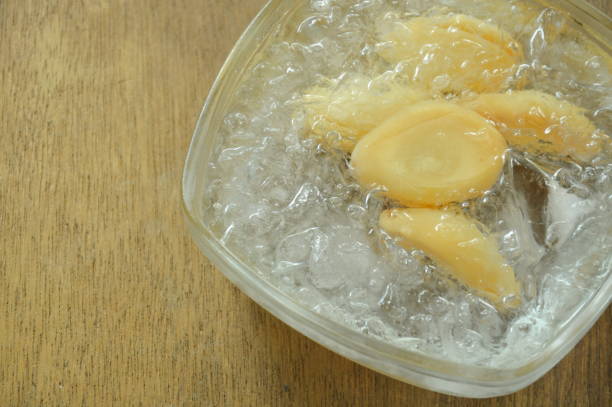 salacca frutta tropicale allo sciroppo e ghiaccio in ciotola - soft cider foto e immagini stock