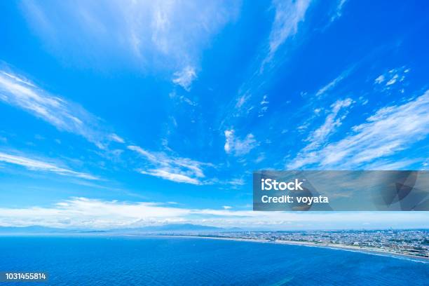 日本鐮倉 Enoshima 島與城市天際線鳥瞰圖 照片檔及更多 天空 照片 - 天空, 藍色, 雲 - 天空