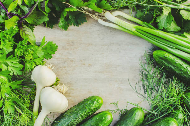 grünes gemüse auf einem hölzernen hintergrund. selektiven fokus. - spinach vegetable plant freshness stock-fotos und bilder