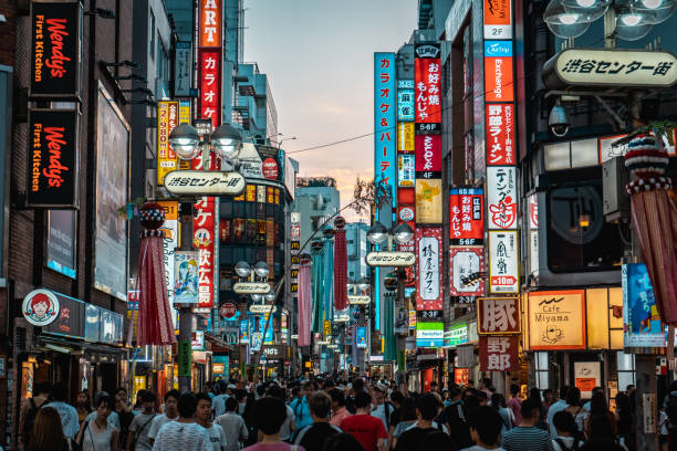 ansicht von shibuya einkaufsstraße mit tausenden von menschen - tokyo prefecture street night japan stock-fotos und bilder