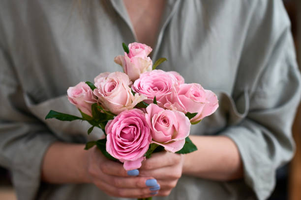 Free picture: Woman holding a bouquet of bright pink roses on her back