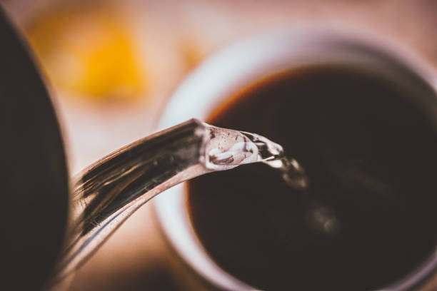 colazione mattutina e caffè - pouring coffee human hand cup foto e immagini stock