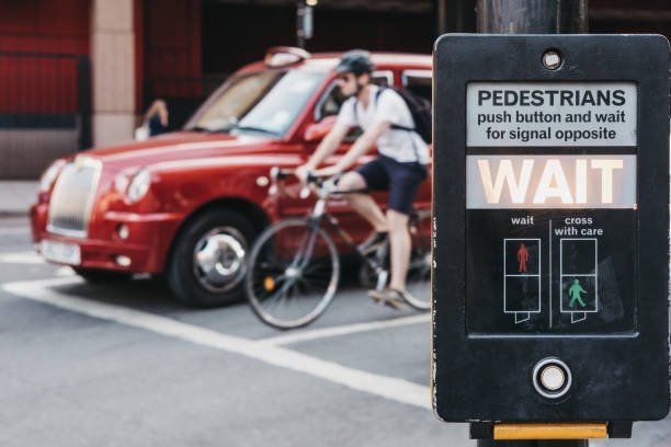 primo primo passo della parola "attesa" illuminata su un attraversamento pedonale a londra, regno unito. - bicycle london england cycling safety foto e immagini stock