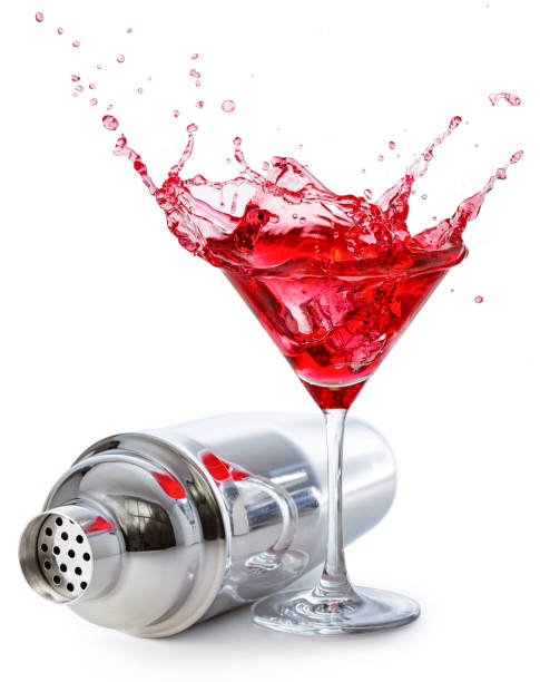 shaker e cocktail rosso spruzzando su bianco - cocktail transparent cocktail shaker glass foto e immagini stock