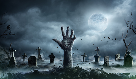 Mano de Zombie levantaba un cementerio espeluznante noche photo
