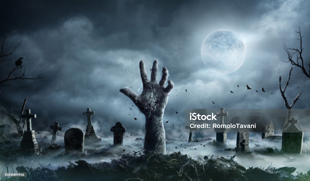 Mão de zumbi a erguer um cemitério na noite assustadora - Foto de stock de Morto-vivo royalty-free