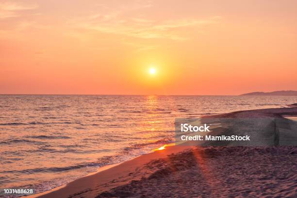 美しい雲模様の海の夕日 - 日没のストックフォトや画像を多数ご用意 - 日没, 海, 浜辺