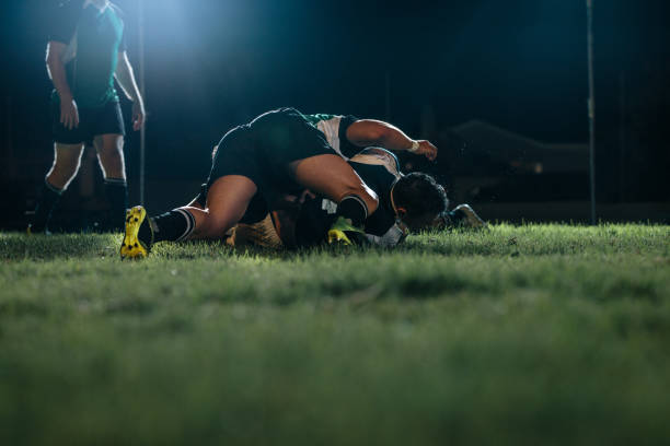 rugby-spieler streben nach ball auf sport-arena - rugby scrum sport effort stock-fotos und bilder