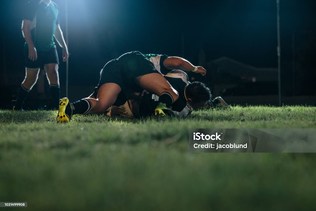 Jugadores de rugby busca bola en polideportivo - Foto de stock de Liga de rugby libre de derechos