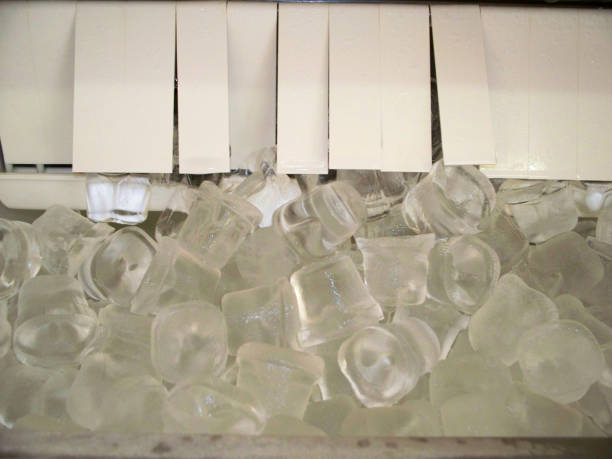 primo piano di cubetti di ghiaccio realizzati in una macchina - ice machine foto e immagini stock