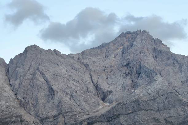 mont zugspitze - zugspitze mountain germany high up cloudscape photos et images de collection