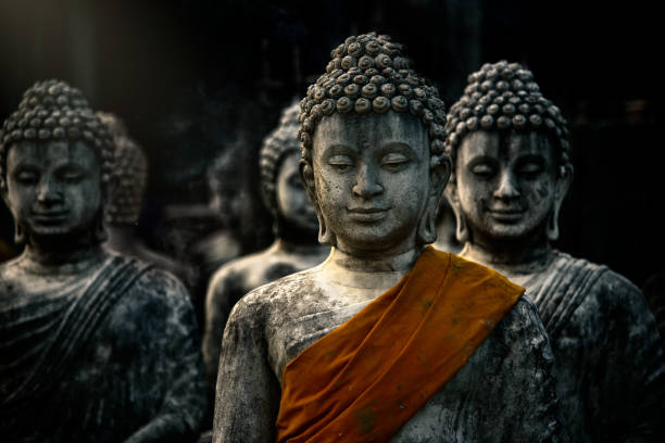 仏教寺院で古代の仏塔の仏陀像。サラブリー県、タイで - statue traditional culture symbol buddhism ストックフォトと画像