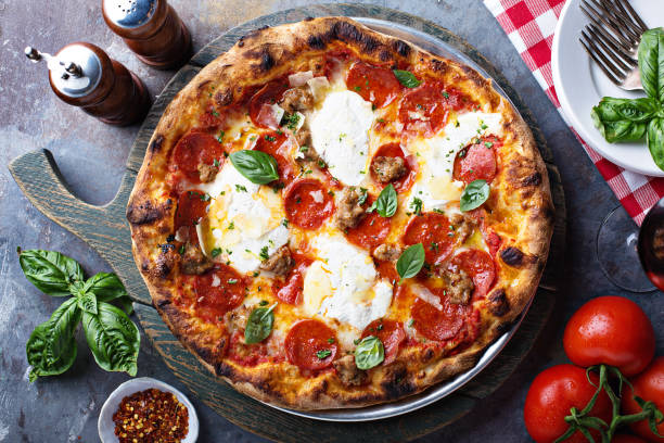 traditionelle peperoni-pizza - pepperonipizza stock-fotos und bilder