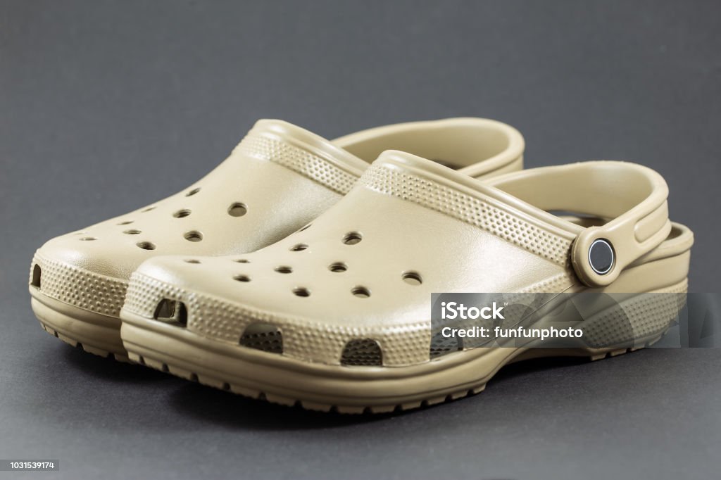 vezel nachtmerrie Vleien A Pair Of Brown Crocs Sandals With Motif Design Isolated On Black Background Stock Photo - Download Image Now - iStock vezel nachtmerrie Vleien A Pair Of Brown Crocs Sandals With Motif Design Isolated On Black Background Stock Photo - Download Image Now - iStock
