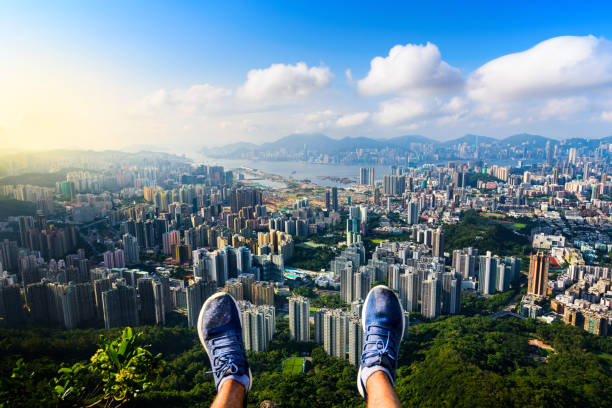 homem desfruta de vista de hong kong da rocha leão - horizontal personal perspective cityscape urban scene - fotografias e filmes do acervo