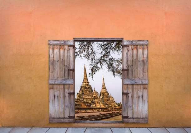 откройте дверь, чтобы увидеть старую пагоду - beijing temple of heaven temple door стоковые фото и изображения