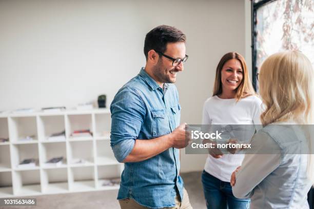 Foto de Três Pessoas De Negócios Casuais Na Pausa e mais fotos de stock de Café - Bebida - Café - Bebida, Escritório, Falar