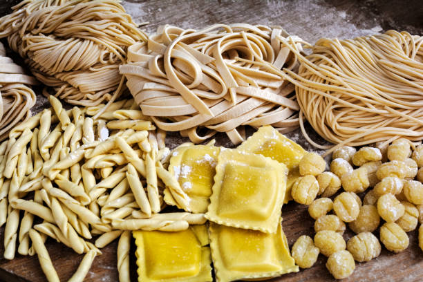 italiaanse zelfgemaakte pasta - spaghettibandjes stockfoto's en -beelden