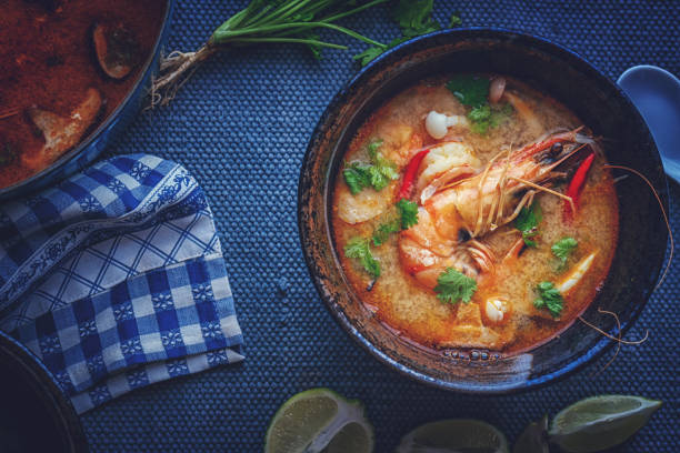 tom yum tajski zupa z krewetkami, grzyby enoki i świeże chili - thailand thai cuisine prawn tom yum soup zdjęcia i obrazy z banku zdjęć