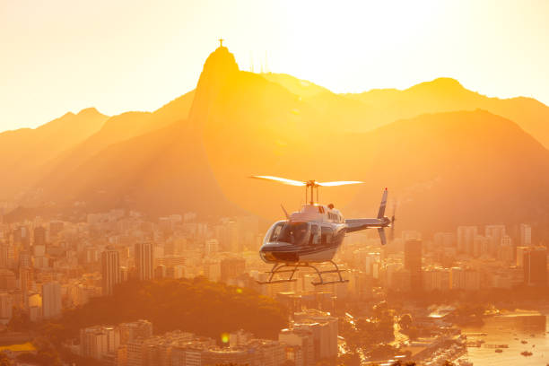 저녁 빛에 리오 데 자네이 도착 하는 헬기 - police helicopter 뉴스 사진 이미지