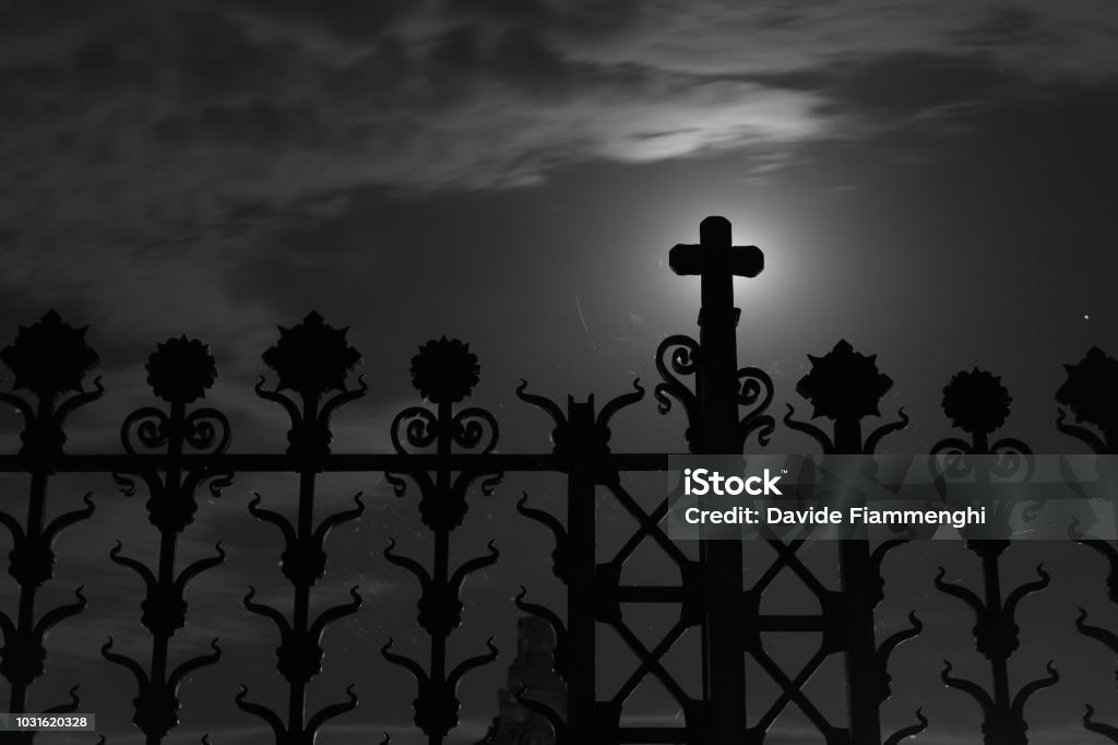 Ворота кладбища Креспи д'Адда с полнолунием 3:2 - Стоковые фото UNESCO - Organised Group роялти-фри